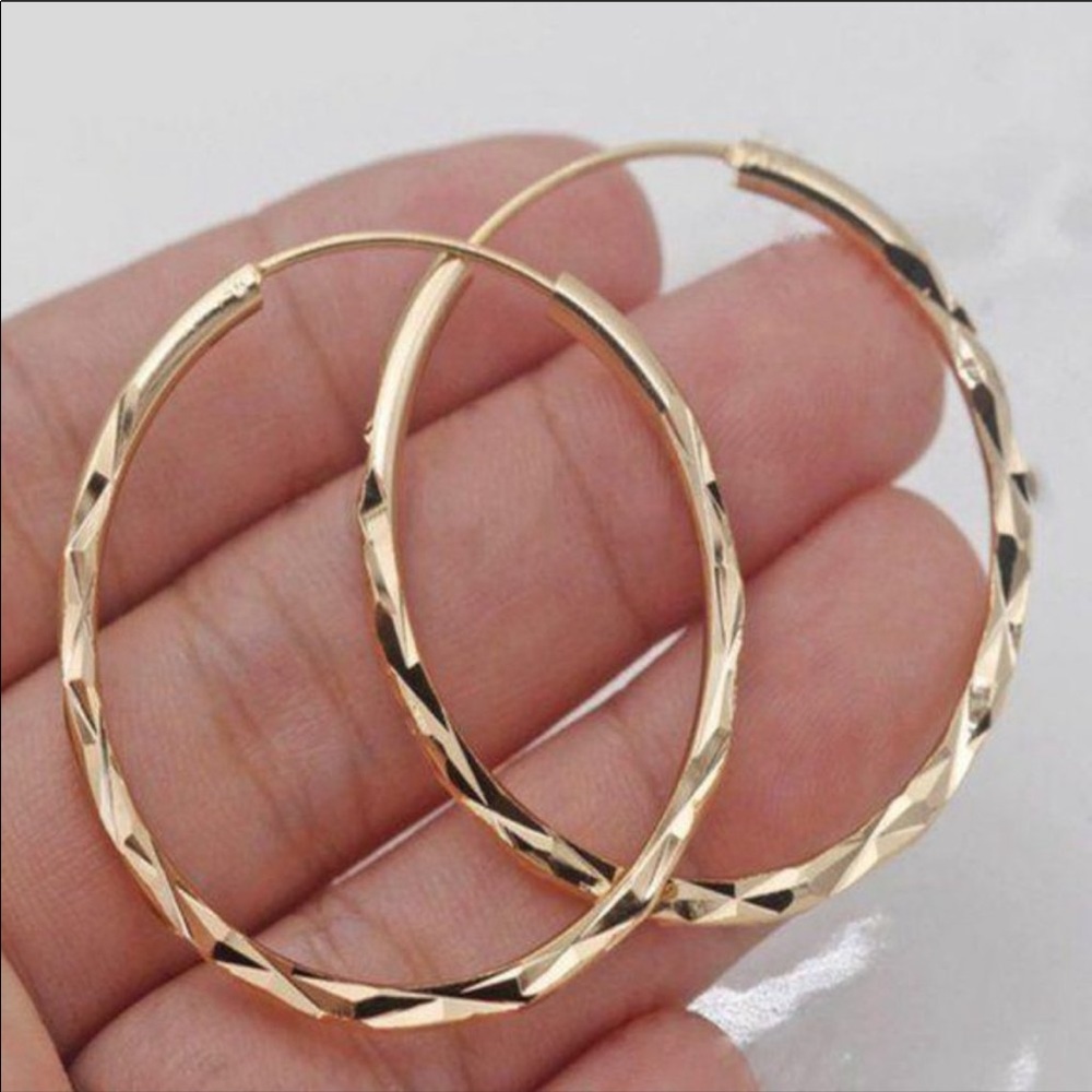 💎NEW 18K Gold 1.5” Diamond Cut Hoop Earrings - Picture 3 of 4